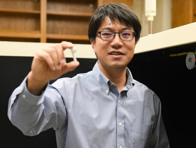 Professor Yijin Holding Headphone